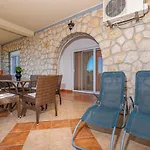 In 41606 Daire Dramalj